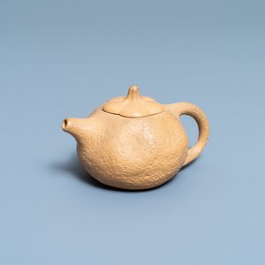 Een Chinese Yixing steengoed theepot met deksel, 18/19e eeuw — foto 1