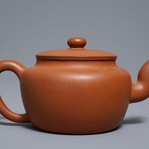 Een Chinese Yixing steengoed theepot met deksel, 19/20e — foto 1