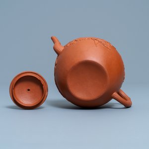 Een Chinese Yixing steengoed theepot met deksel, Kangxi — foto 7