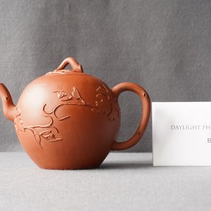 Een Chinese Yixing steengoed theepot met deksel, Kangxi — foto 8