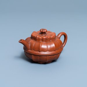 Een Chinese Yixing steengoed theepot met deksel, Kangxi — foto 1