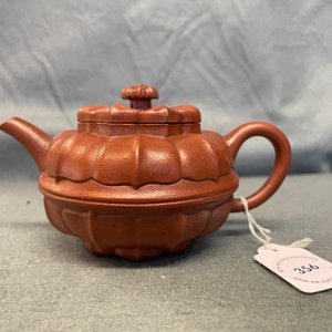 Een Chinese Yixing steengoed theepot met deksel, Kangxi — foto 8