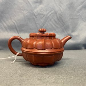 Een Chinese Yixing steengoed theepot met deksel, Kangxi — foto 9