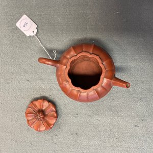Een Chinese Yixing steengoed theepot met deksel, Kangxi — foto 10