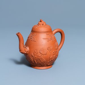 Een Chinese Yixing steengoed theepot met deksel, Kangxi — foto 1