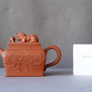 Een Chinese Yixing steengoed theepot met deksel, Kangxi — foto 8