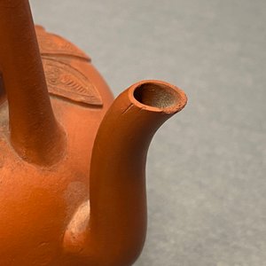 Een Chinese Yixing steengoed theepot met deksel, Kangxi — foto 11