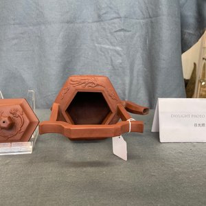 Een Chinese Yixing steengoed theepot met deksel, Kangxi — foto 10