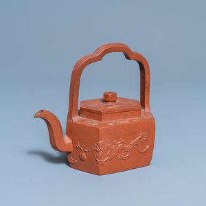 Een Chinese Yixing steengoed theepot met deksel, Kangxi — foto 1