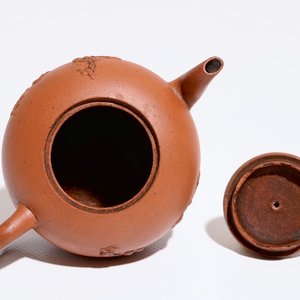 Een Chinese Yixing steengoed theepot met deksel, Kangxi — foto 5