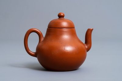 Een Chinese Yixing steengoed theepot met deksel, reliëfmerk, 18/19e eeuw