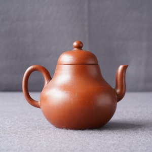 Een Chinese Yixing steengoed theepot met deksel, reliëfmerk, 18/19e eeuw — foto 18