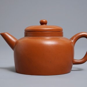 Een Chinese Yixing steengoed theepot met deksel, zes-karaktermerk, 19/20e eeuw — foto 2