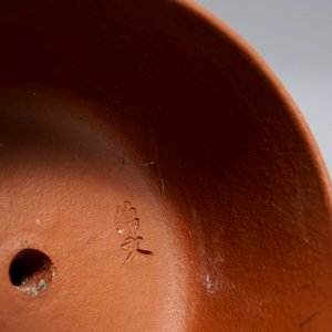 Een Chinese Yixing steengoed theepot met deksel, zes-karaktermerk, 19/20e eeuw — foto 8
