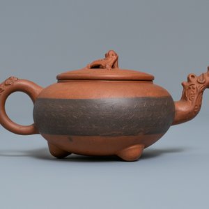 Een Chinese Yixing steengoed theepot met drakentuit, 19/20e eeuw — foto 2