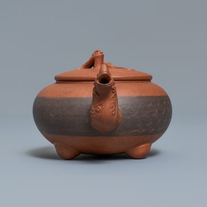 Een Chinese Yixing steengoed theepot met drakentuit, 19/20e eeuw — foto 3
