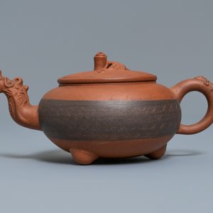 Een Chinese Yixing steengoed theepot met drakentuit, 19/20e eeuw — foto 4