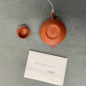 Een Chinese Yixing steengoed theepot met drakentuit, Kangxi — foto 11