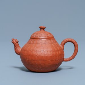 Een Chinese Yixing steengoed theepot met drakentuit, Kangxi — foto 2
