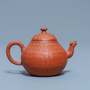 Een Chinese Yixing steengoed theepot met drakentuit, Kangxi — foto 4