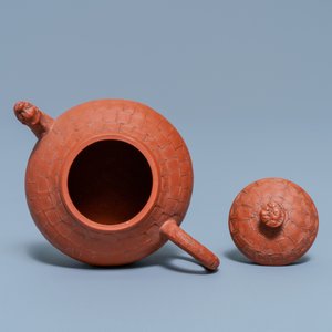 Een Chinese Yixing steengoed theepot met drakentuit, Kangxi — foto 7