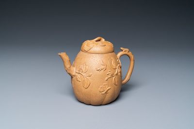 Een Chinese Yixing steengoed theepot met eekhoorns en vlinders, zegelmerk, 18e eeuw