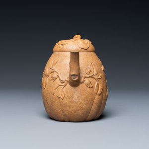 Een Chinese Yixing steengoed theepot met eekhoorns en vlinders, zegelmerk, 18e eeuw — foto 4