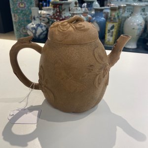 Een Chinese Yixing steengoed theepot met eekhoorns en vlinders, zegelmerk, 18e eeuw — foto 10
