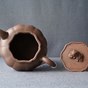 Een Chinese Yixing steengoed theepot met inscriptie, zegelmerken, 19/20e eeuw — foto 14