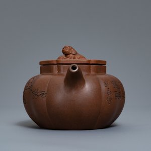 Een Chinese Yixing steengoed theepot met inscriptie, zegelmerken, 19/20e eeuw — foto 3