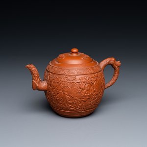 Een Chinese Yixing steengoed theepot met jongens tussen pioenslingers, Kangxi — foto 1