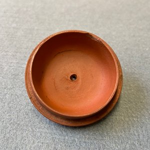 Een Chinese Yixing steengoed theepot met jongens tussen pioenslingers, Kangxi — foto 12