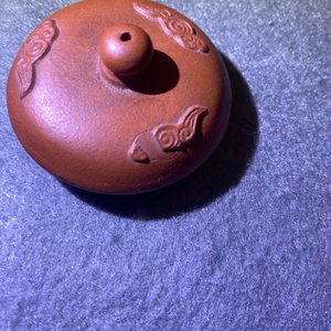 Een Chinese Yixing steengoed theepot met jongens tussen pioenslingers, Kangxi — foto 15
