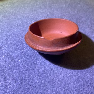 Een Chinese Yixing steengoed theepot met jongens tussen pioenslingers, Kangxi — foto 16