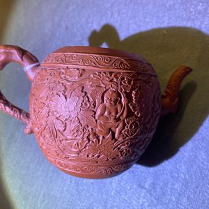 Een Chinese Yixing steengoed theepot met jongens tussen pioenslingers, Kangxi — foto 20
