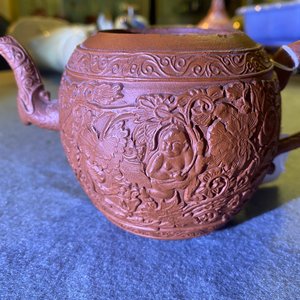Een Chinese Yixing steengoed theepot met jongens tussen pioenslingers, Kangxi — foto 23