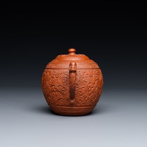 Een Chinese Yixing steengoed theepot met jongens tussen pioenslingers, Kangxi — foto 3