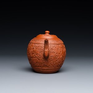 Een Chinese Yixing steengoed theepot met jongens tussen pioenslingers, Kangxi — foto 5
