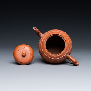 Een Chinese Yixing steengoed theepot met jongens tussen pioenslingers, Kangxi — foto 6
