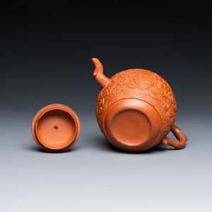 Een Chinese Yixing steengoed theepot met jongens tussen pioenslingers, Kangxi — foto 7
