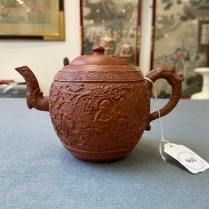 Een Chinese Yixing steengoed theepot met jongens tussen pioenslingers, Kangxi — foto 8