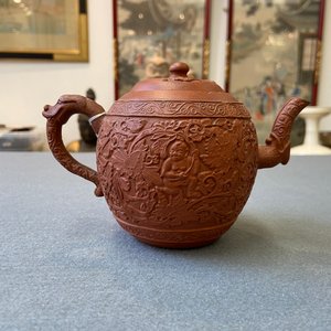 Een Chinese Yixing steengoed theepot met jongens tussen pioenslingers, Kangxi — foto 10