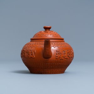 Een Chinese Yixing steengoed theepot met opgelegd en ingedrukt decor, Kangxi — foto 3