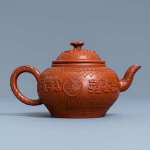 Een Chinese Yixing steengoed theepot met opgelegd en ingedrukt decor, Kangxi — foto 4