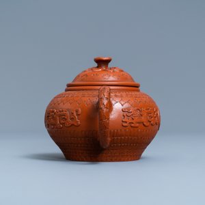 Een Chinese Yixing steengoed theepot met opgelegd en ingedrukt decor, Kangxi — foto 5