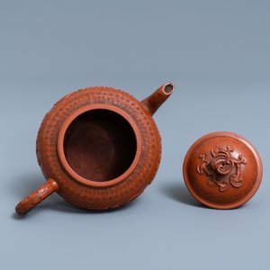 Een Chinese Yixing steengoed theepot met opgelegd en ingedrukt decor, Kangxi — foto 6