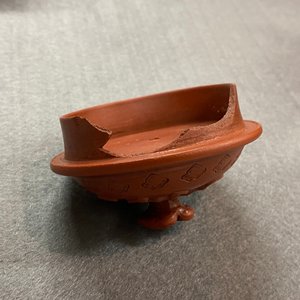 Een Chinese Yixing steengoed theepot met opgelegd en ingedrukt decor, Kangxi — foto 8