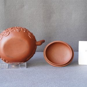 Een Chinese Yixing steengoed theepot met opgelegd floraal decor, Kangxi — foto 11