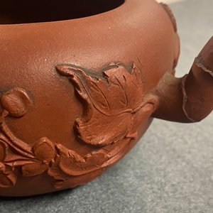 Een Chinese Yixing steengoed theepot met opgelegd floraal decor, Kangxi — foto 17
