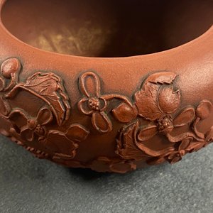 Een Chinese Yixing steengoed theepot met opgelegd floraal decor, Kangxi — foto 18